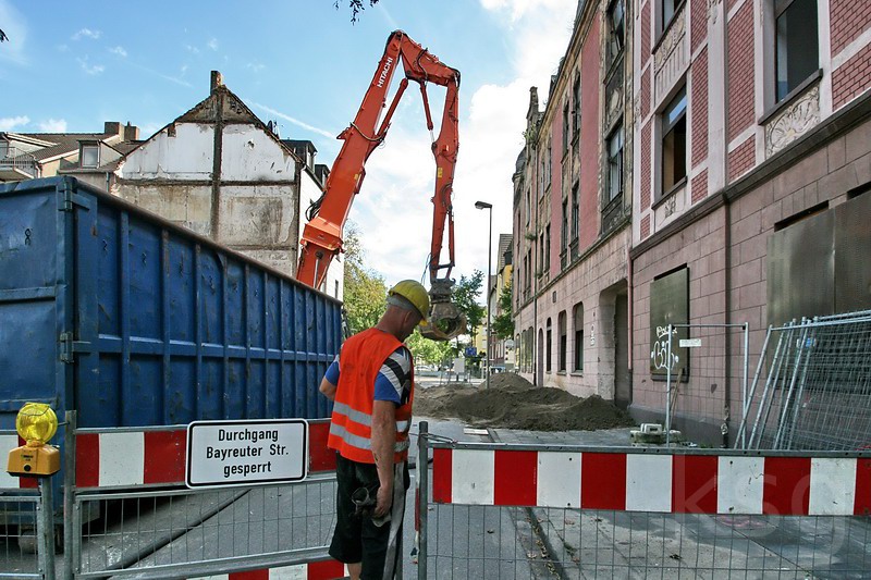 Der Abriss beginnt: Heinrichstr. 22