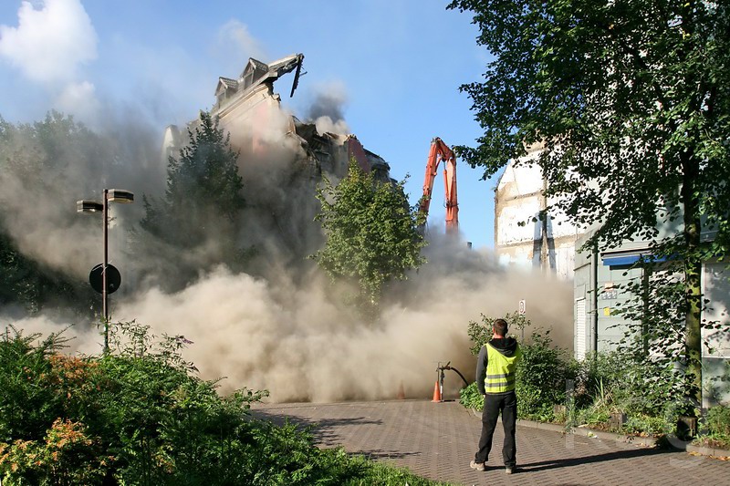 und fällt auf die Straße